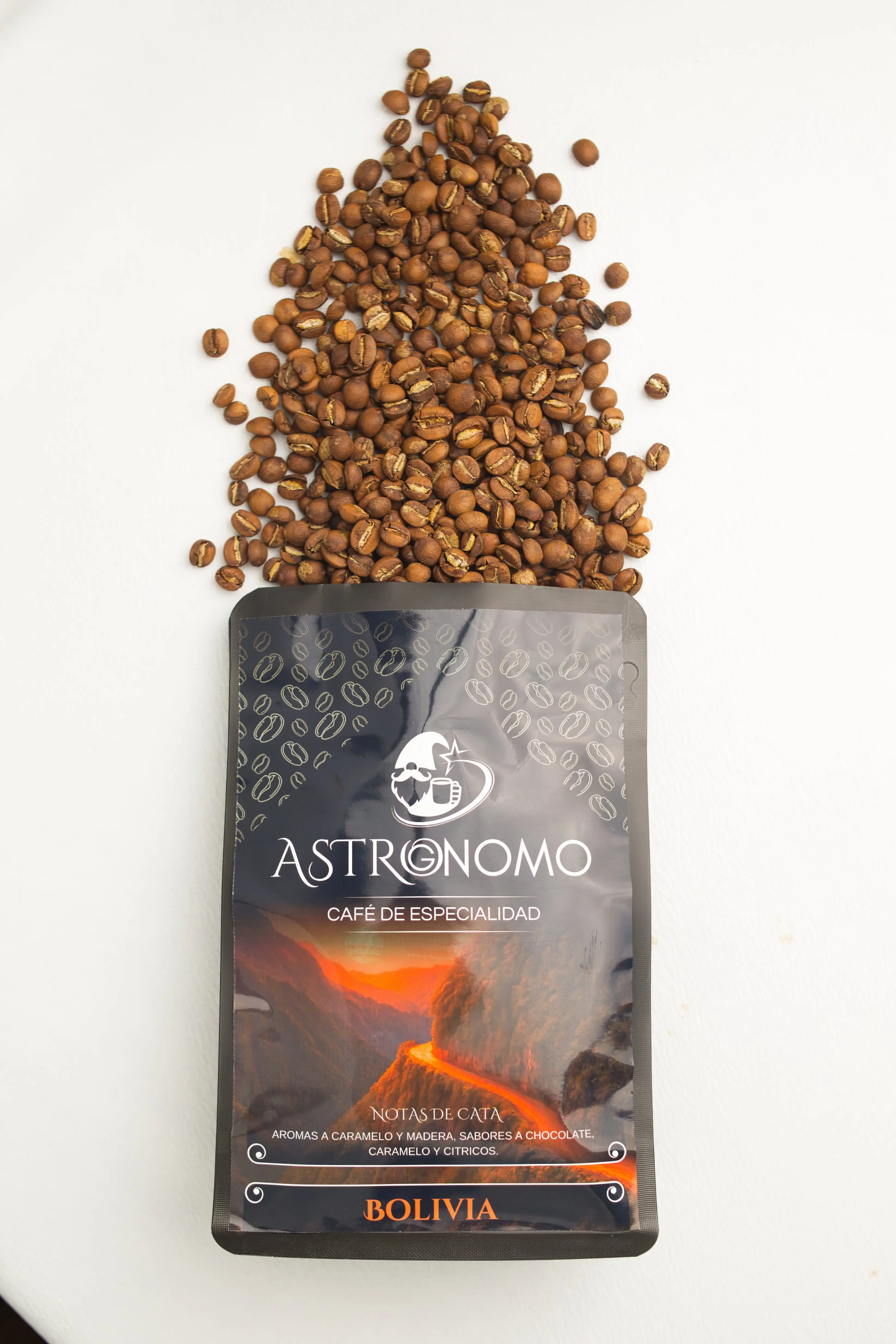 Bolsa de café Astrognomo Bolivia con granos derramándose