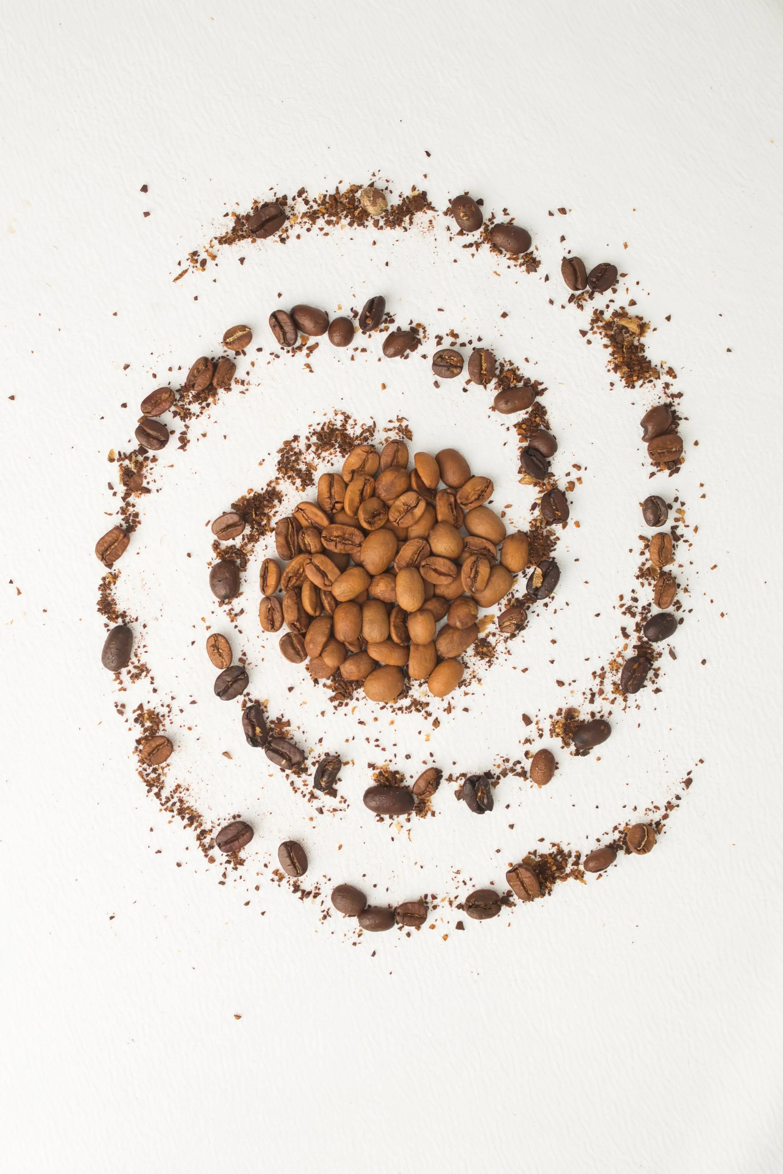 Granos de café dispuestos en una espiral que evoca una galaxia