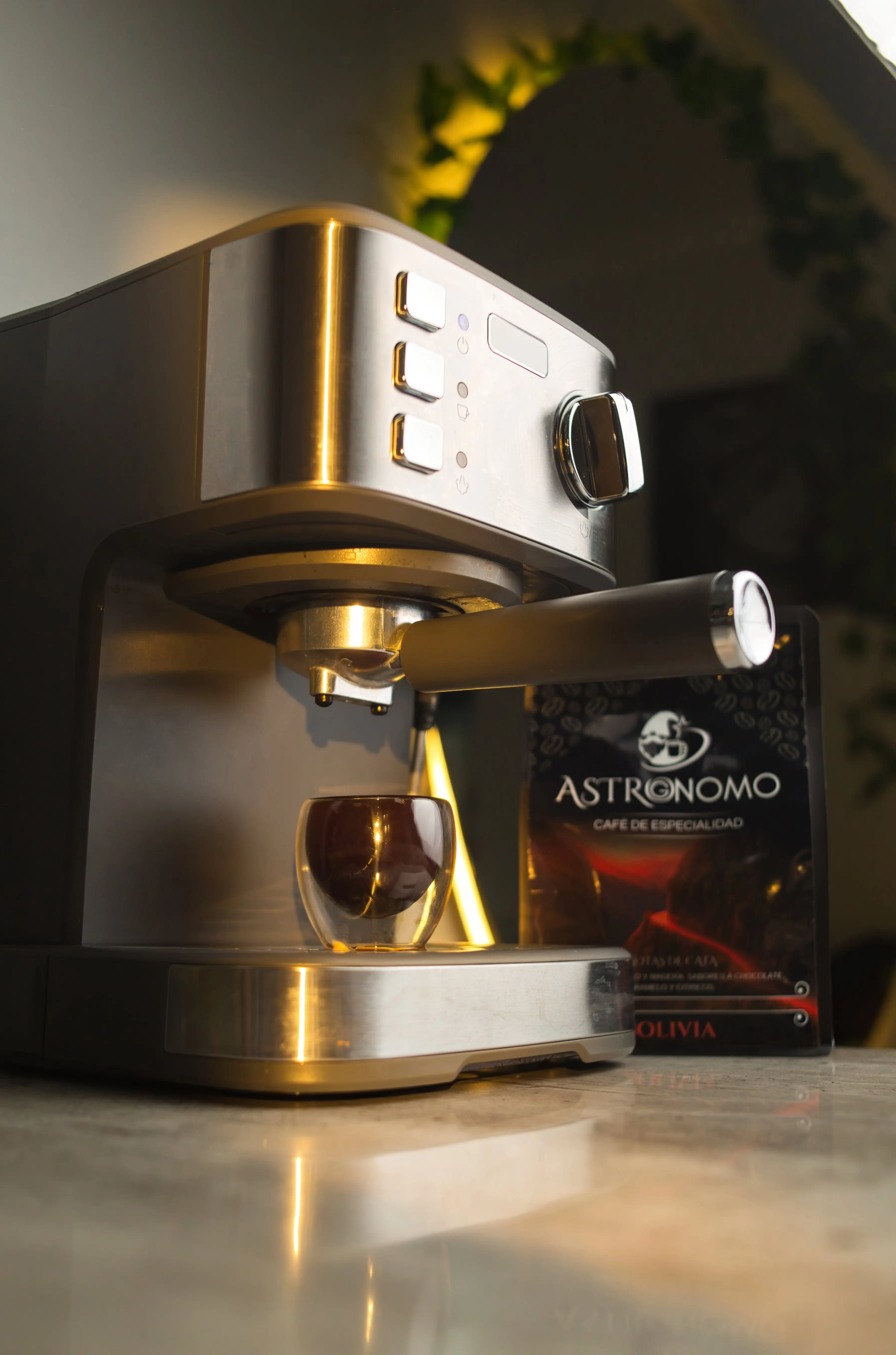 Máquina de espresso preparando un café junto a la bolsa de Astrognomo